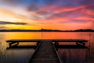 日落时湖面上的棕色木码头